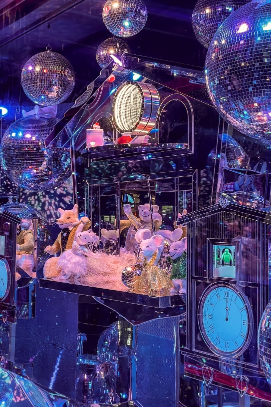 Macy's 2021 holiday window displays. Photo Credit Gothamist 2 - University  of Fashion Blog