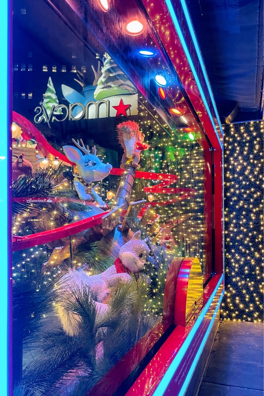 Macy's 2021 holiday window displays. Photo Credit Gothamist 2 - University  of Fashion Blog