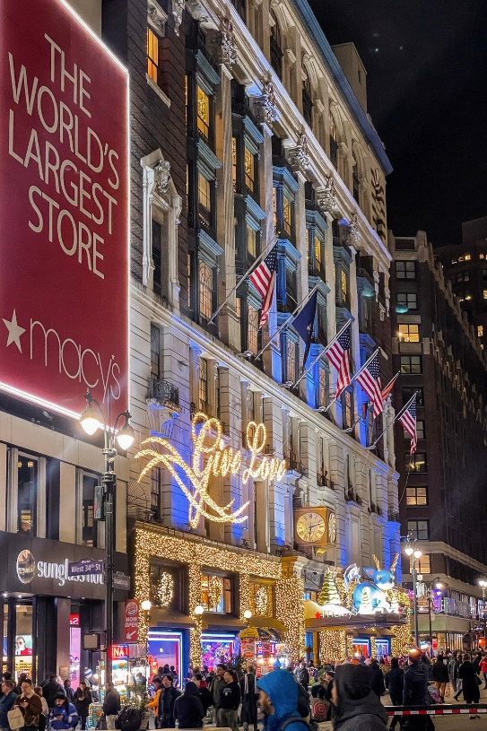 The Holiday Window Display – Macy's Herald Square 2022